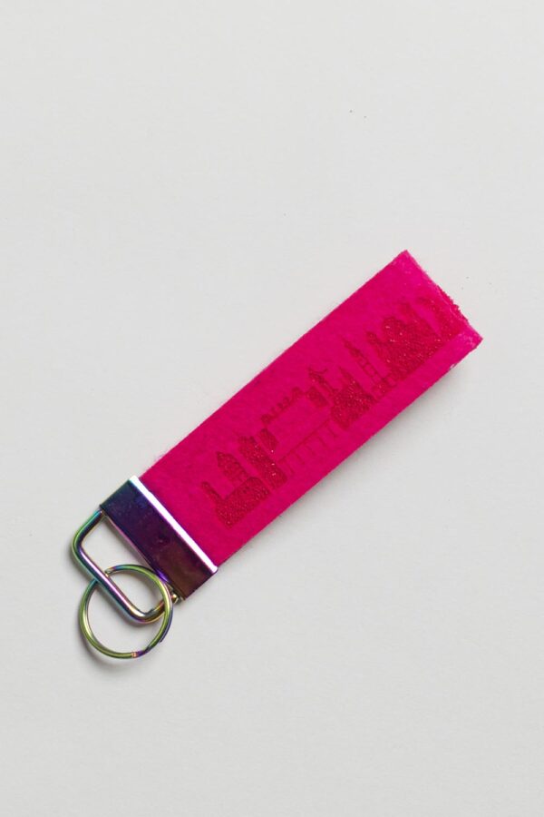 Schlüsselanhänger aus Metall & Filz pink – Augsburg-Motiv in Farbe